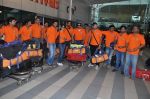 Ritesh Deshmukh, Genelia D Souza with Team Veer Marathi returns from Ranchi in Mumbai on 25th Feb 2013 (5).JPG